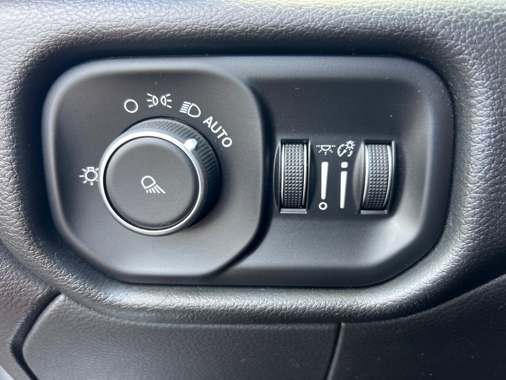RAM 2500 Tradesman 4x4 Crew Cab 6'4" Box 2019