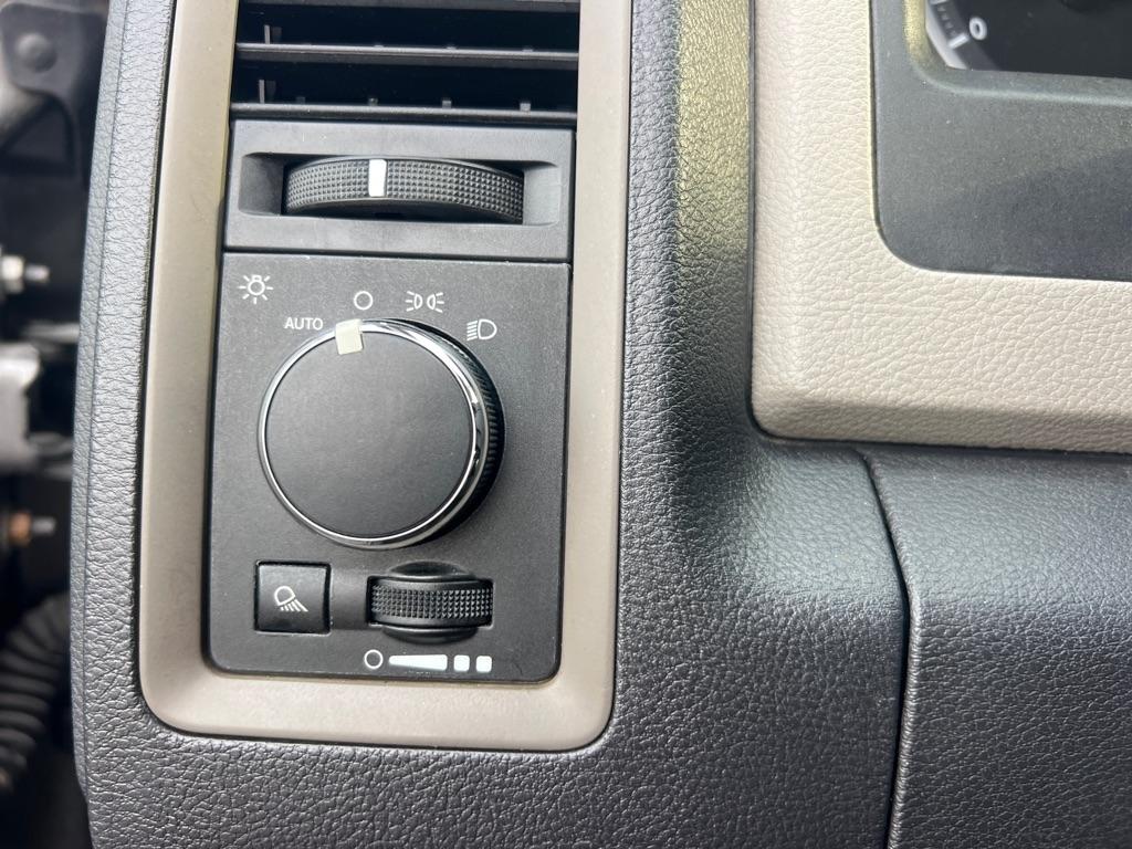 RAM 1500 4WD Quad Cab 140.5" Tradesman 2012