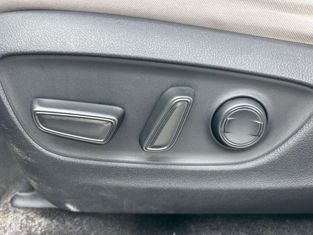 Toyota RAV4 Hybrid XLE AWD (Natl) 2021