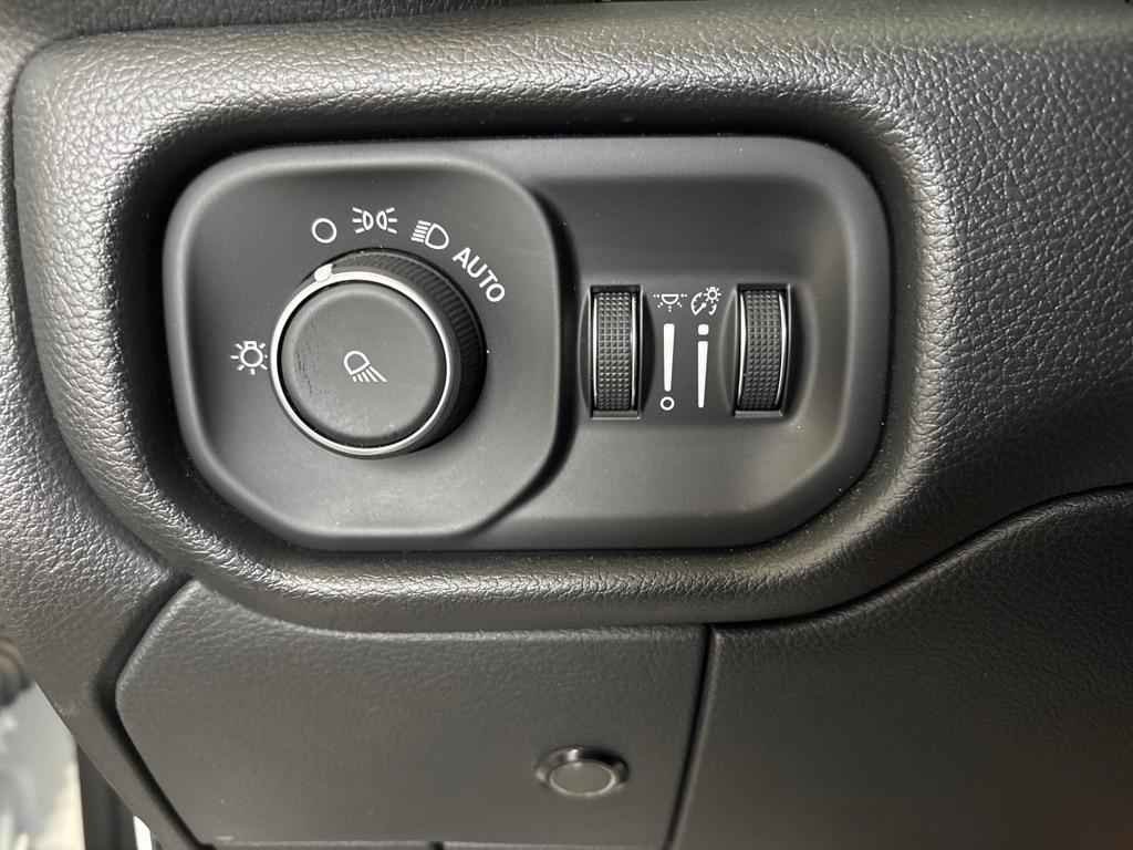 RAM 2500 Tradesman 4x4 Crew Cab 6'4" Box 2020