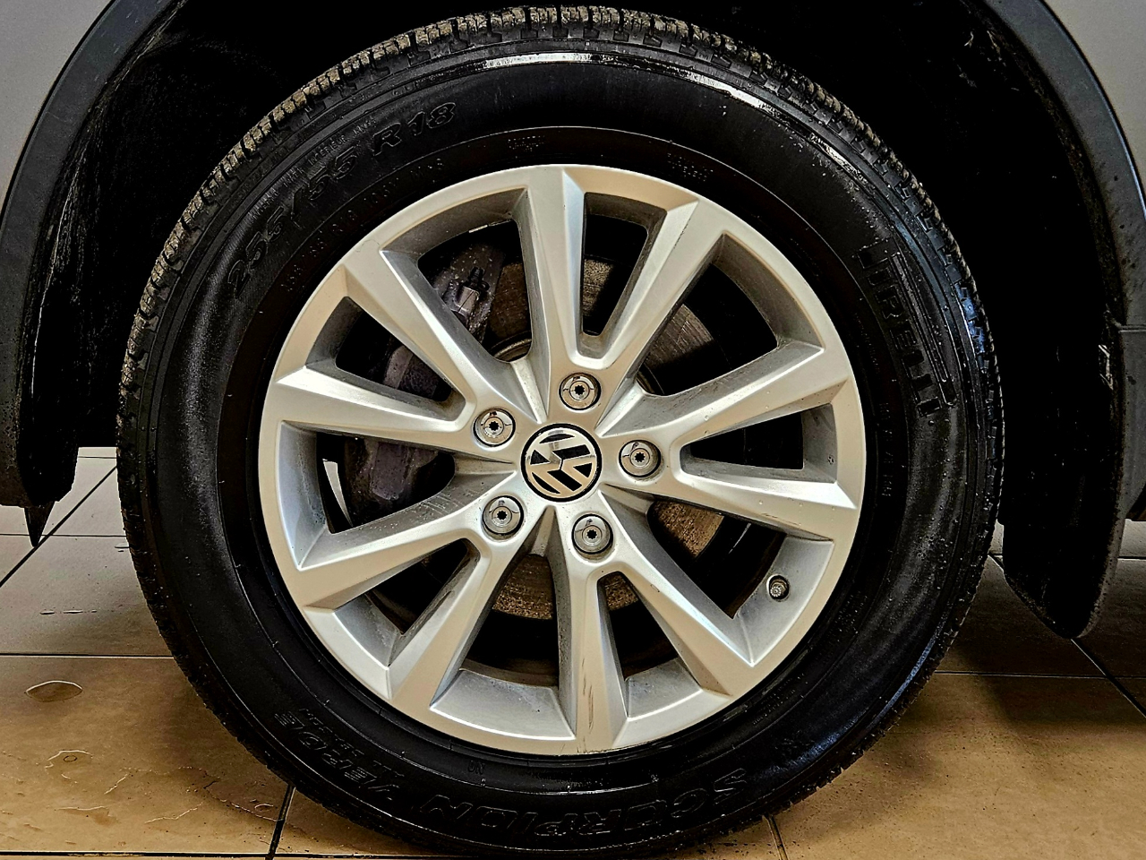 Volkswagen Touareg 4dr 3.6L Sport w/Nav 2014