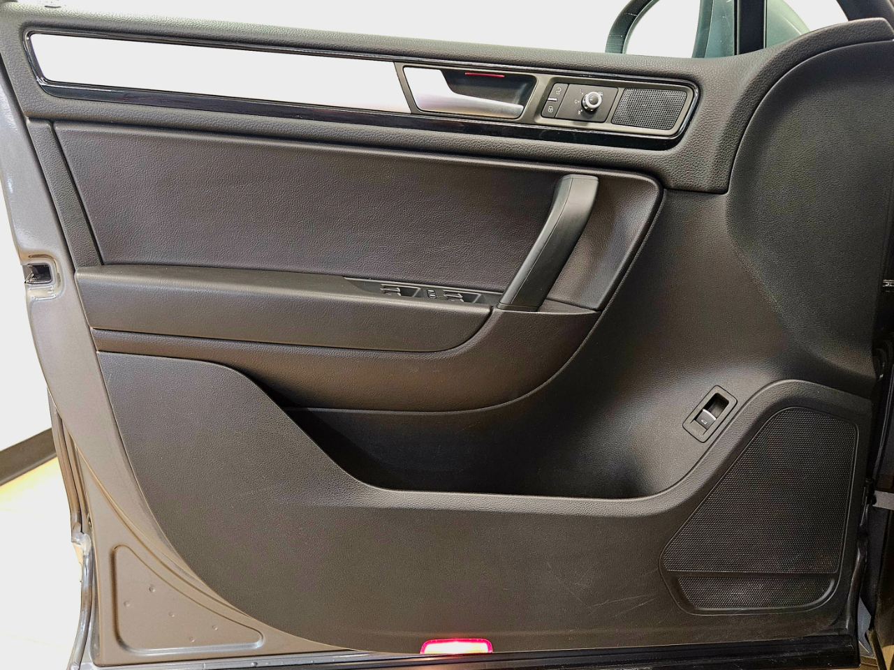 Volkswagen Touareg 4dr 3.6L Sport w/Nav 2014