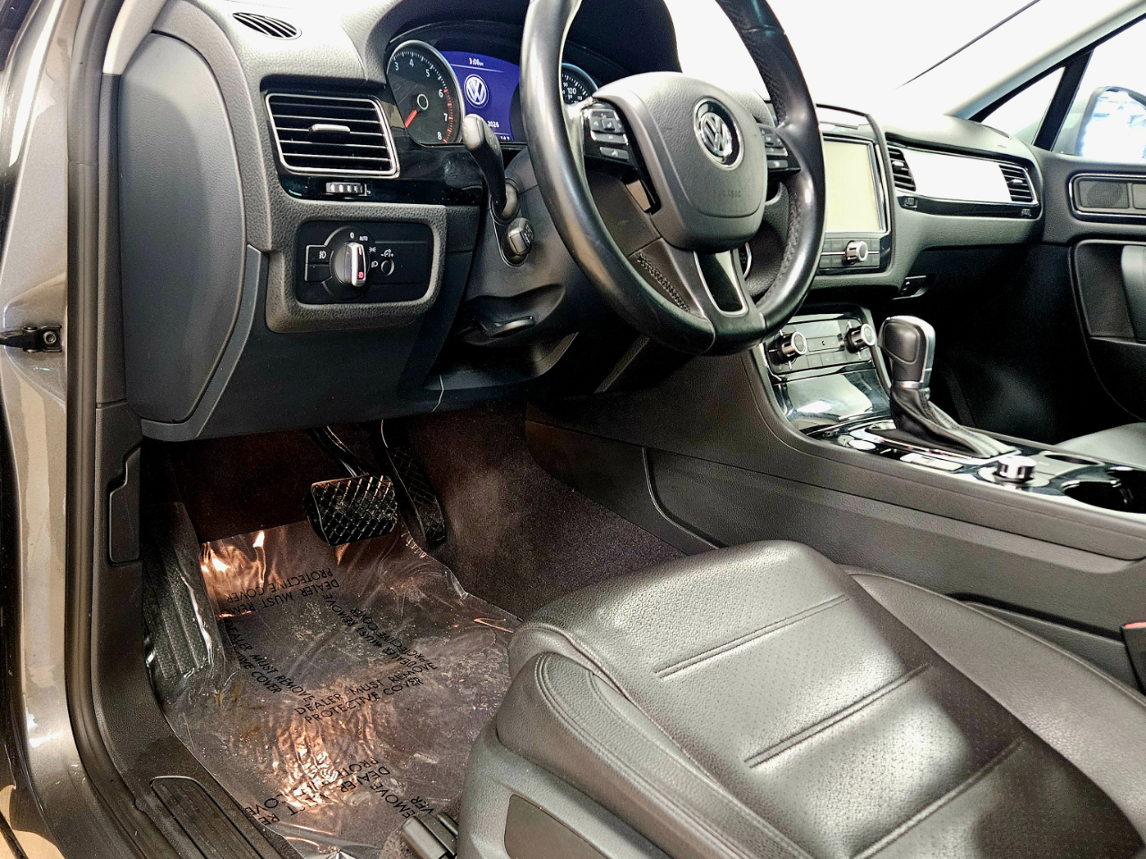 Volkswagen Touareg 4dr 3.6L Sport w/Nav 2014