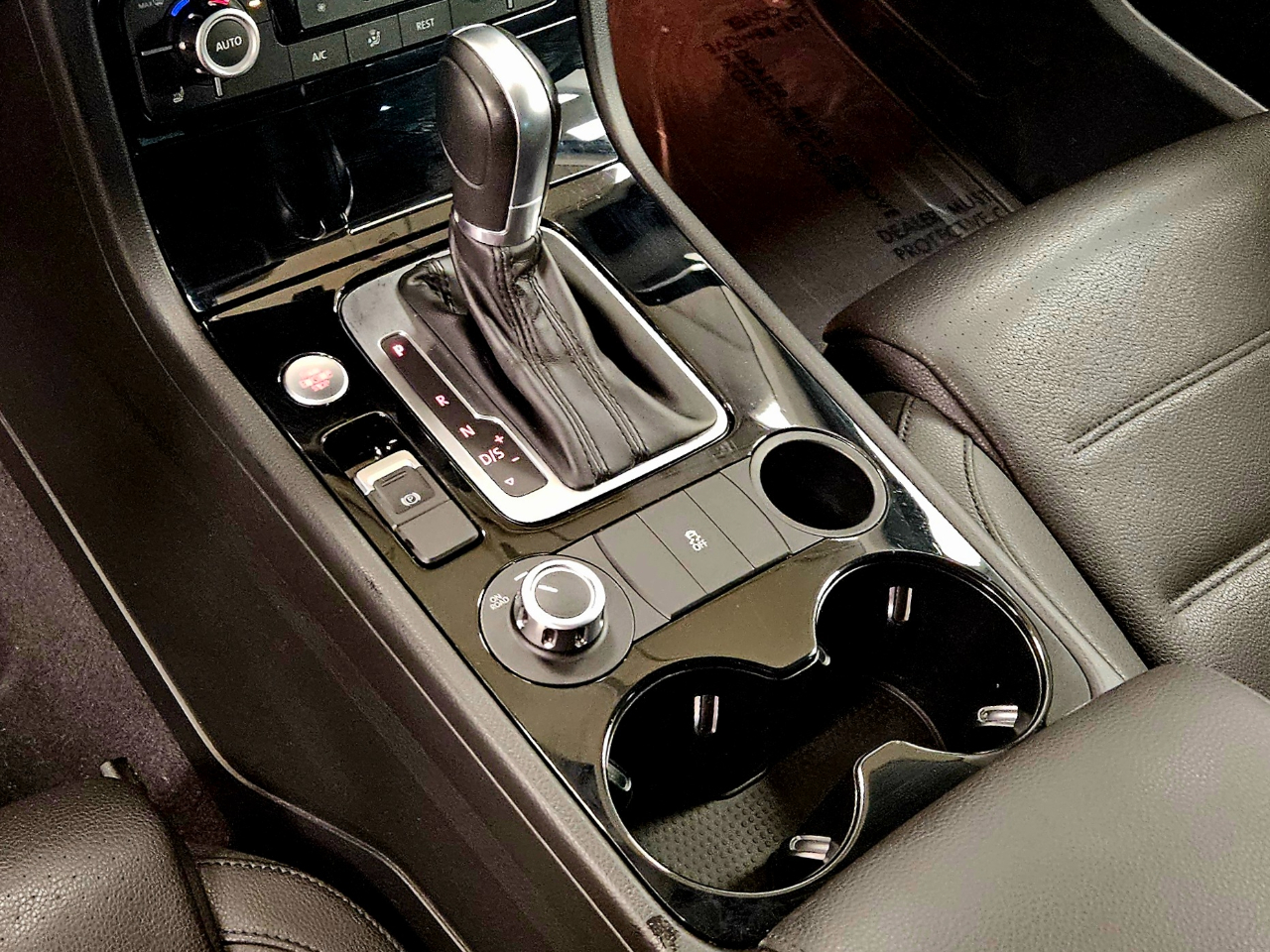 Volkswagen Touareg 4dr 3.6L Sport w/Nav 2014