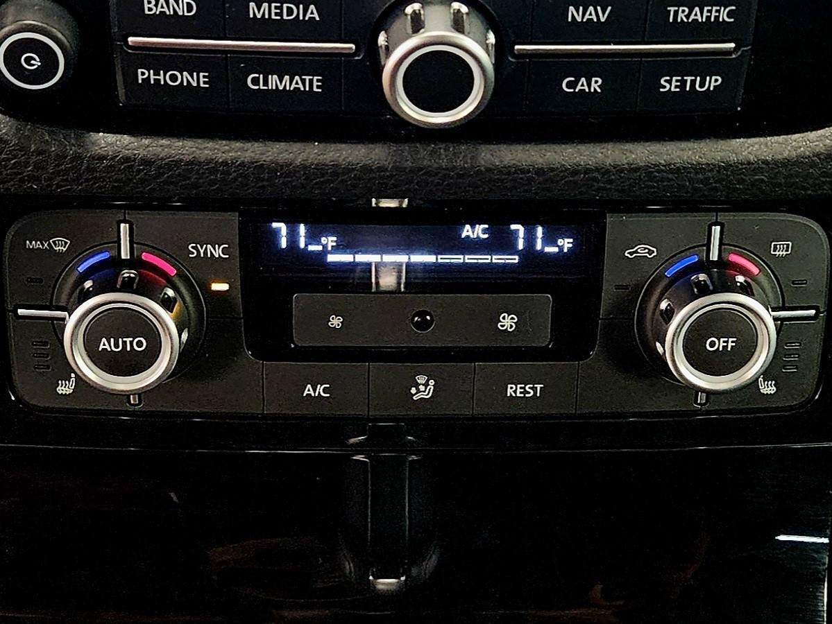 Volkswagen Touareg 4dr 3.6L Sport w/Nav 2014