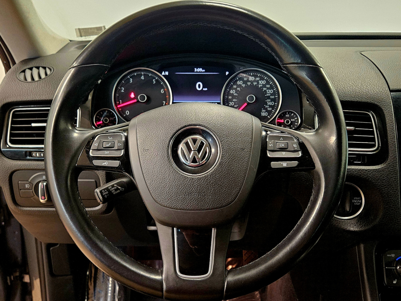 Volkswagen Touareg 4dr 3.6L Sport w/Nav 2014