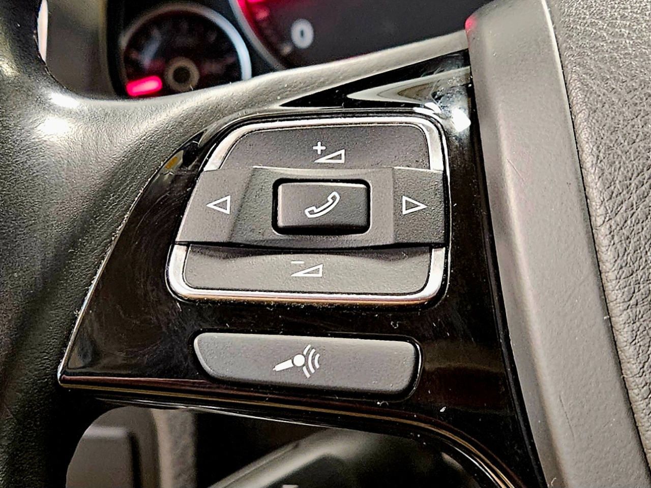 Volkswagen Touareg 4dr 3.6L Sport w/Nav 2014