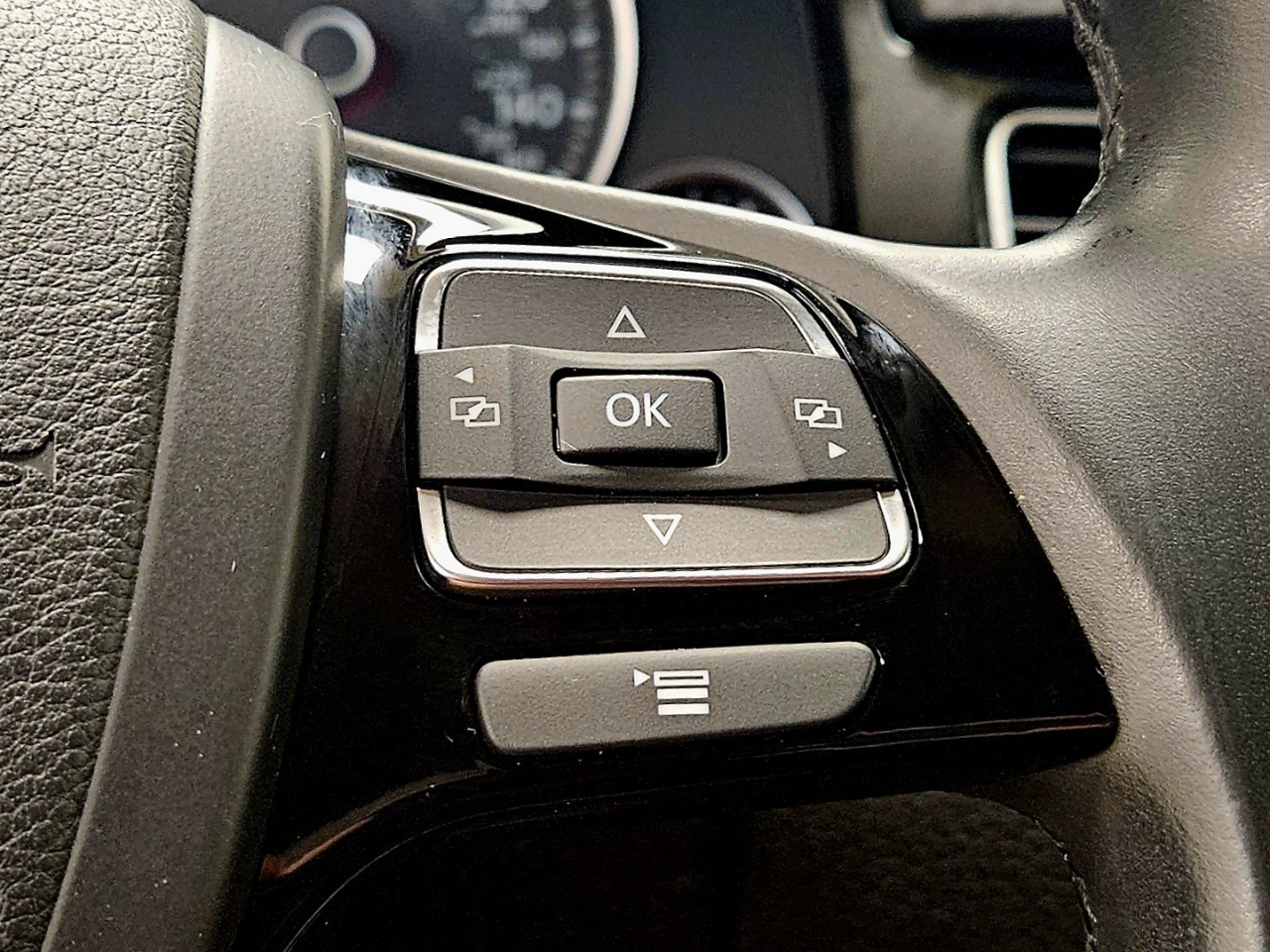 Volkswagen Touareg 4dr 3.6L Sport w/Nav 2014