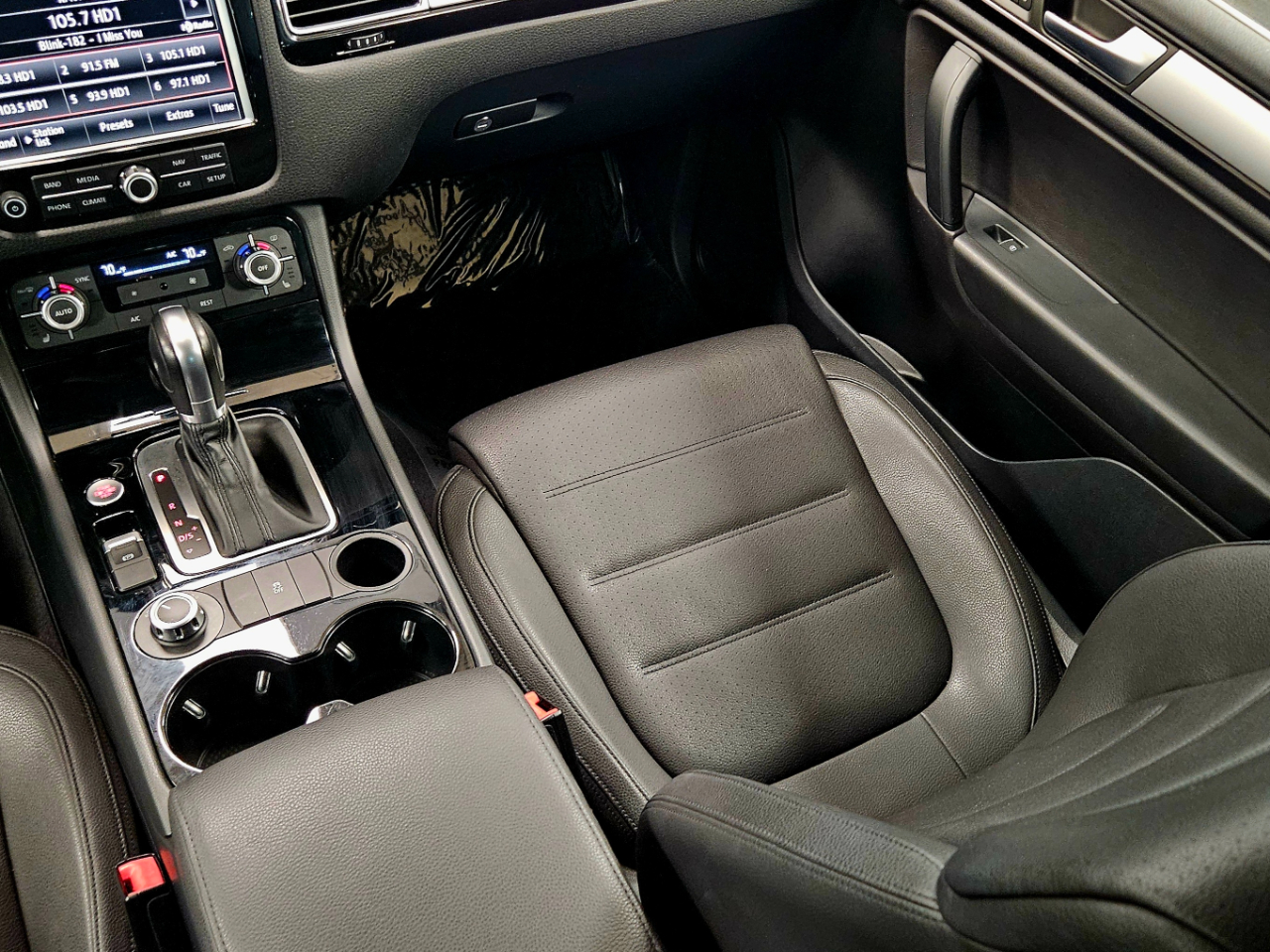 Volkswagen Touareg 4dr 3.6L Sport w/Nav 2014