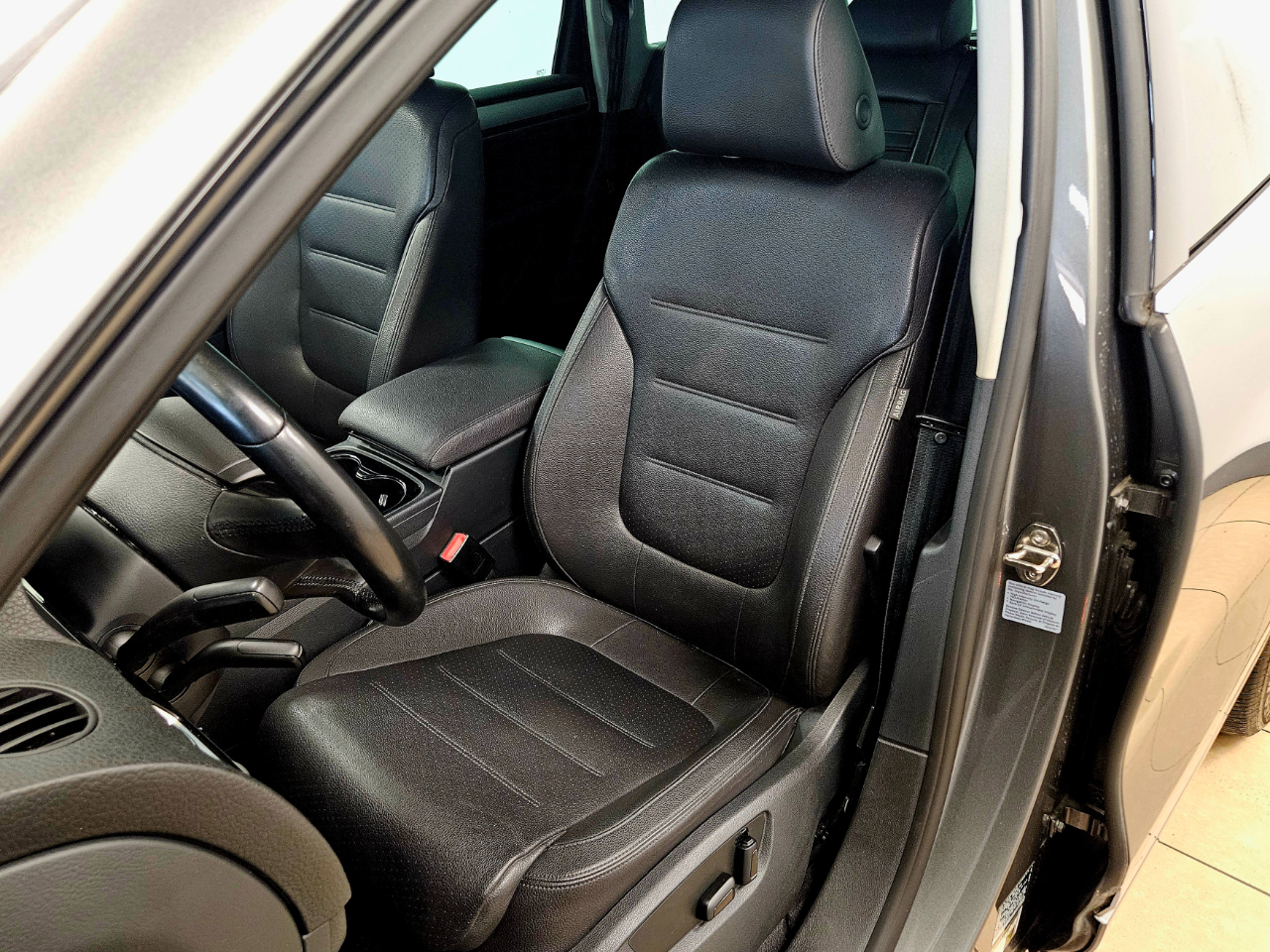 Volkswagen Touareg 4dr 3.6L Sport w/Nav 2014