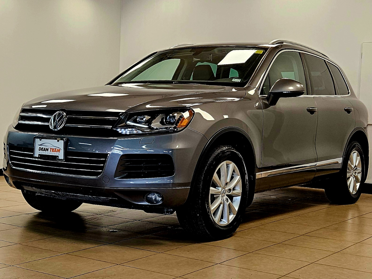 Volkswagen Touareg 4dr 3.6L Sport w/Nav 2014