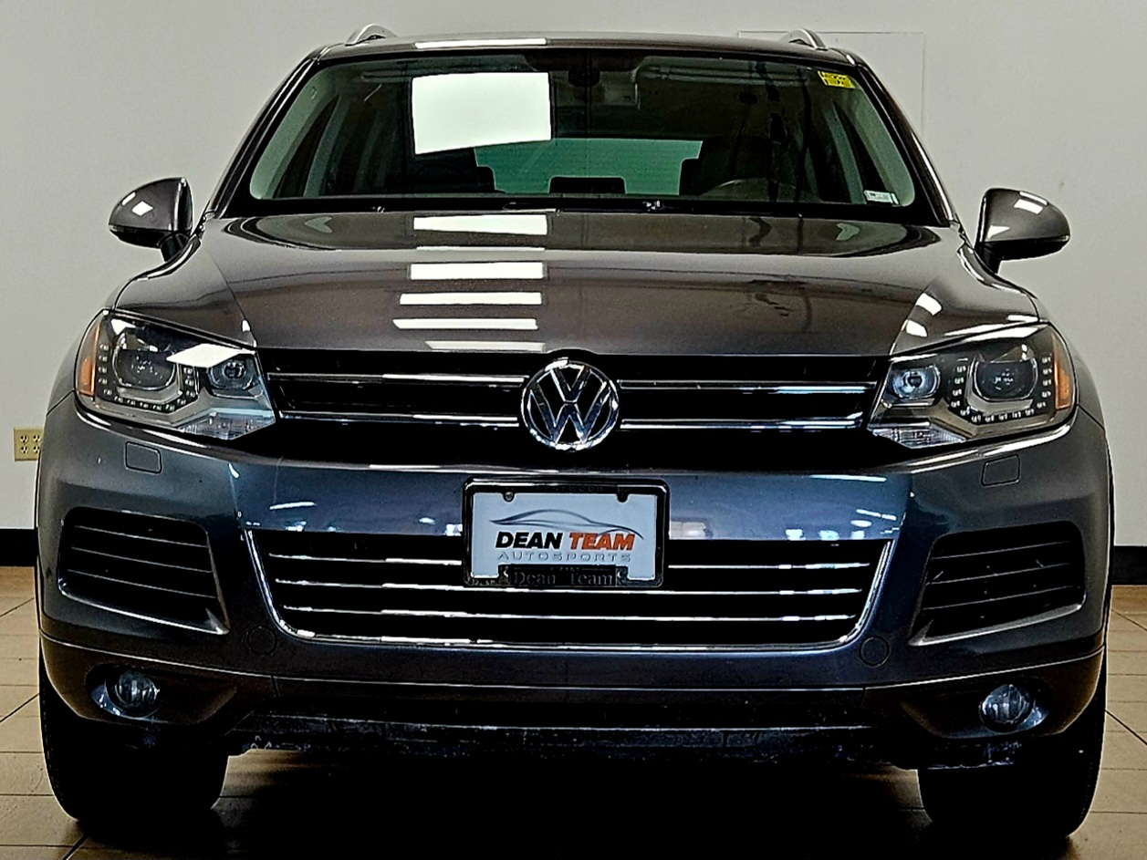 Volkswagen Touareg 4dr 3.6L Sport w/Nav 2014