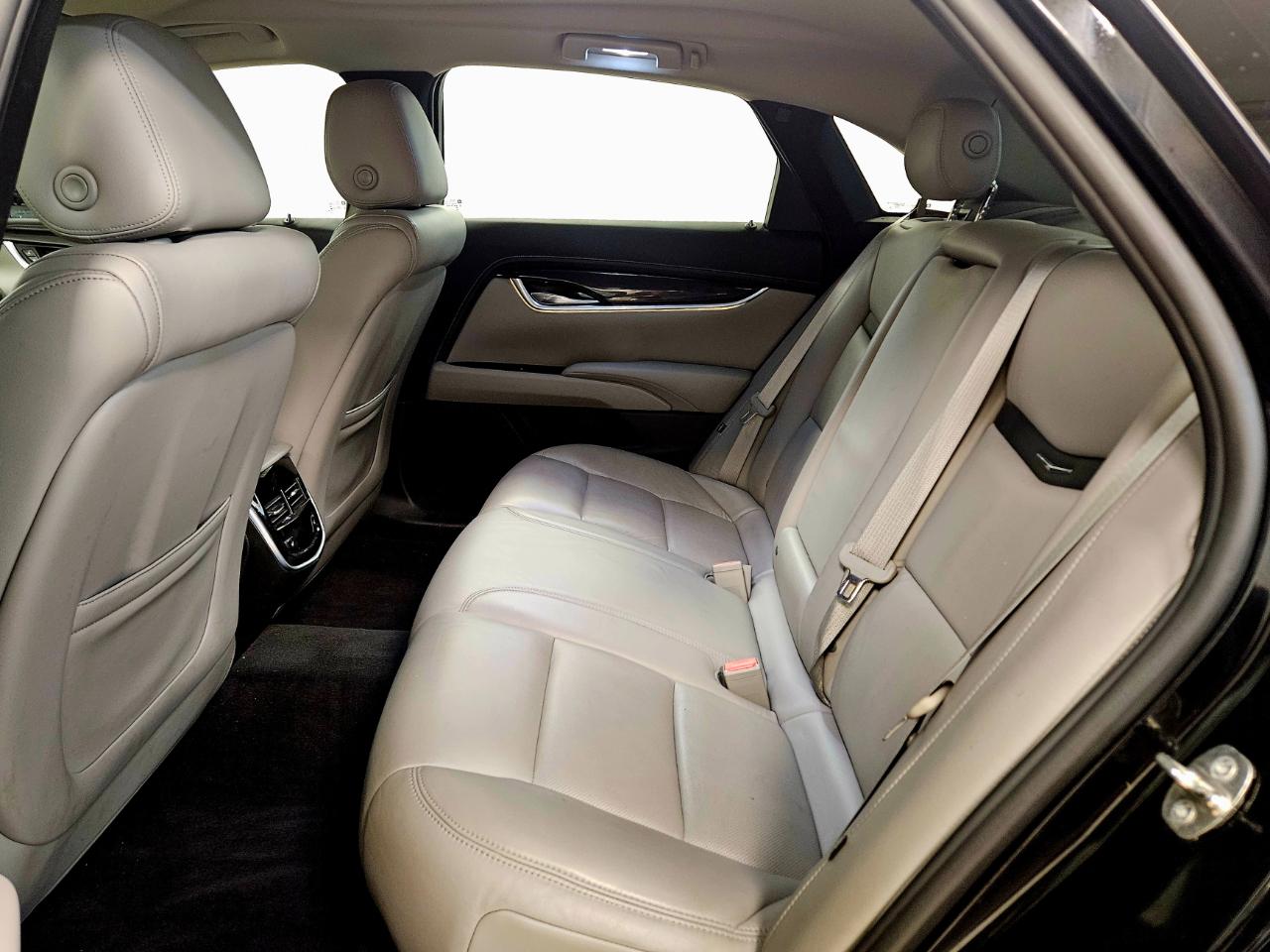 Cadillac XTS 4dr Sdn Luxury FWD 2017