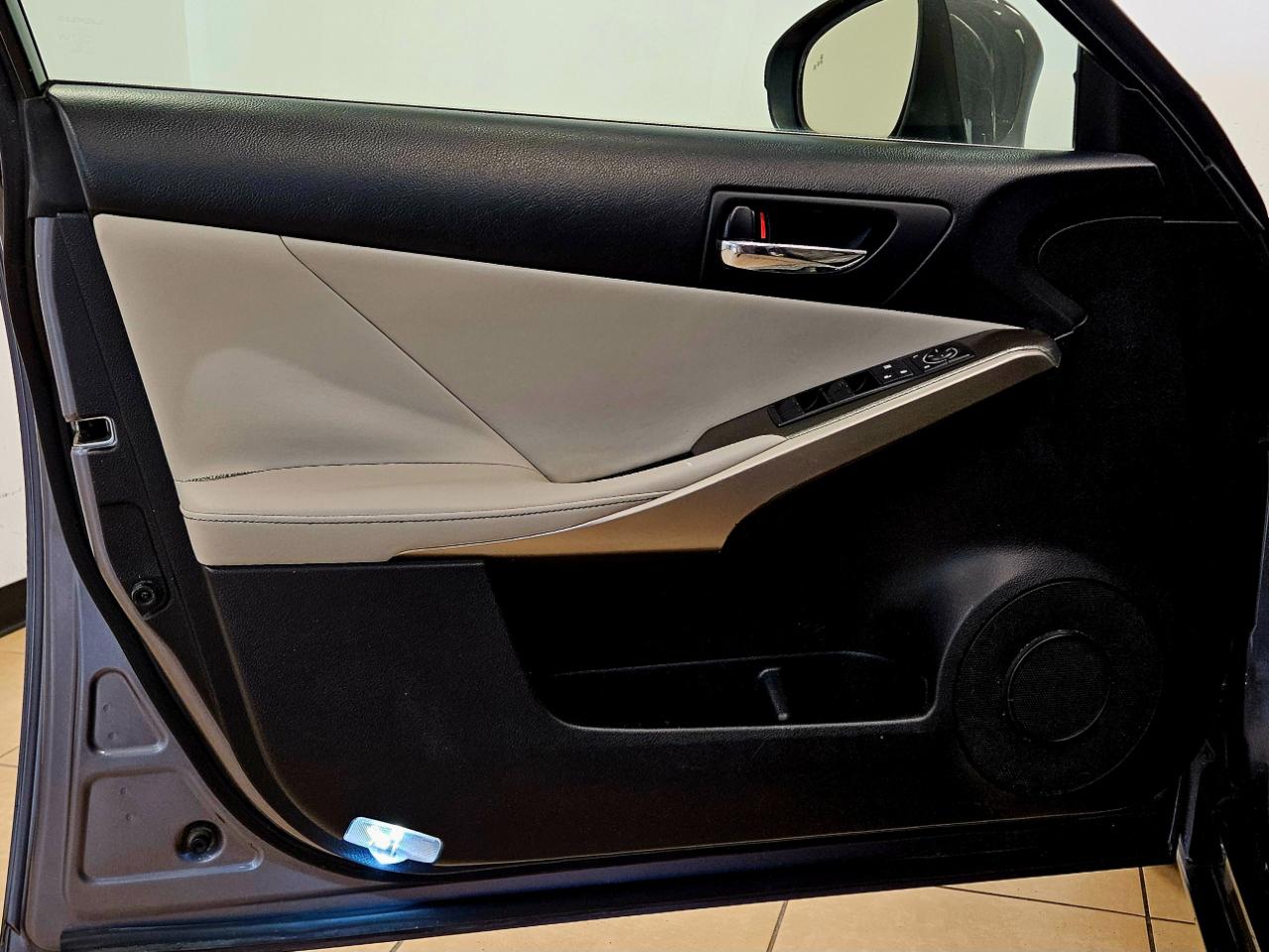 Lexus IS 250 4dr Sport Sdn RWD 2015