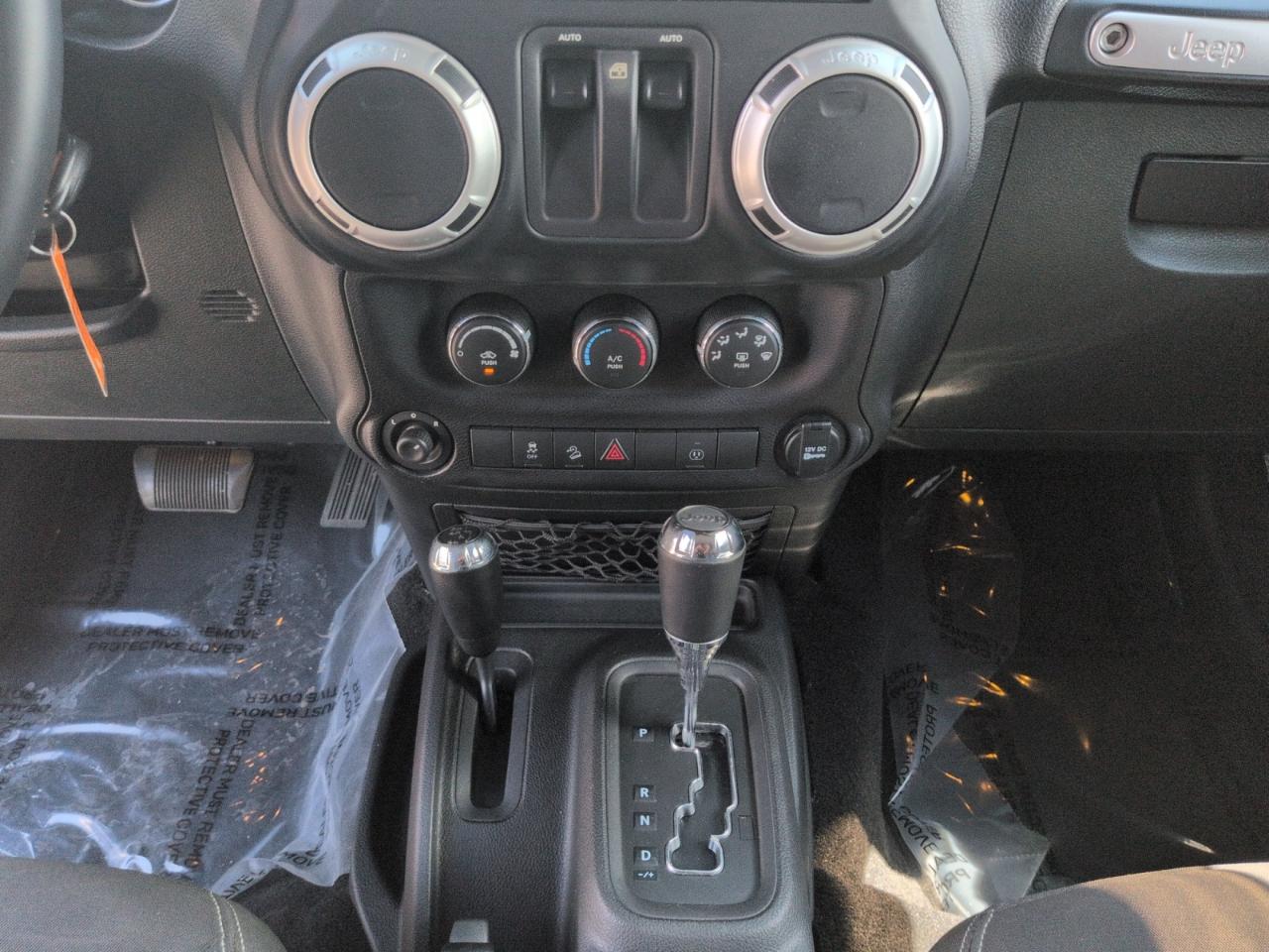 Jeep Wrangler 4WD 2dr Sahara 2014