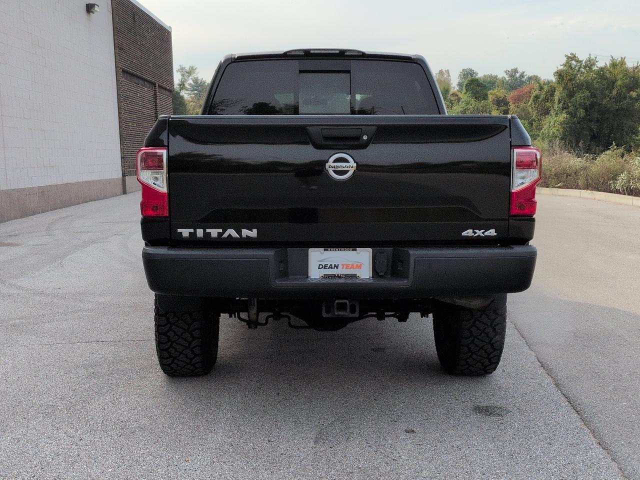 Nissan Titan 4x4 Crew Cab S 2017