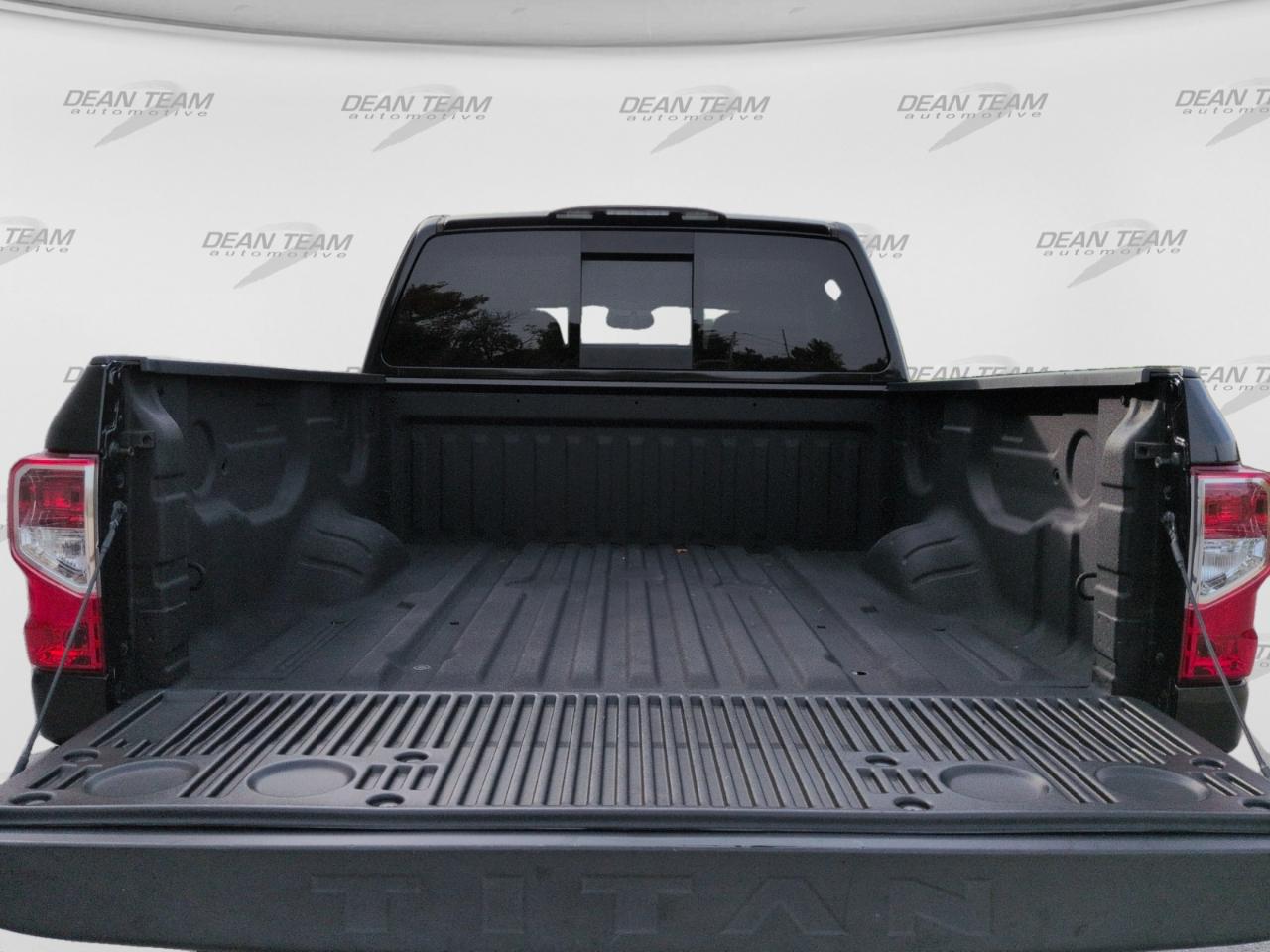 Nissan Titan 4x4 Crew Cab S 2017