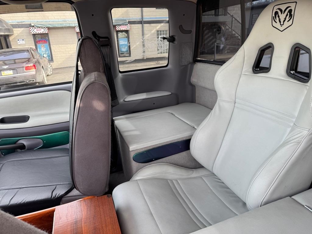 Dodge Ram 1500 ST Club Cab 6.5-ft. Bed 4WD 1997