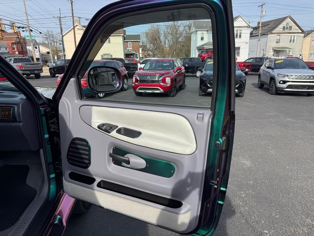 Dodge Ram 1500 ST Club Cab 6.5-ft. Bed 4WD 1997