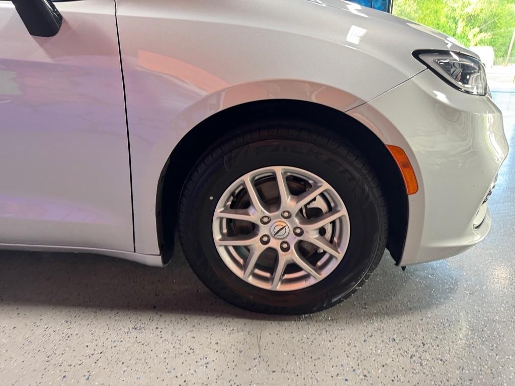 Chrysler Pacifica Touring L 2024