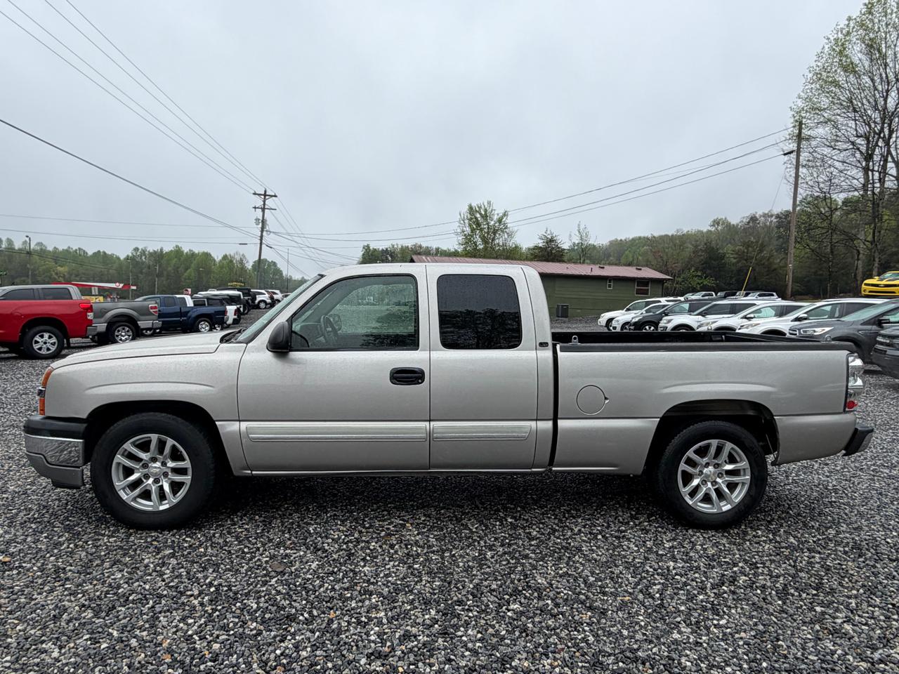 Chevrolet Silverado 1500 LS Ext. Cab Short Bed 2WD 2005