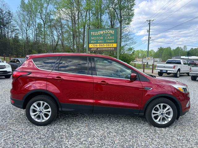 Red (Burgundy) 2019 Ford Escape SE FWD SUV / Crossover Front-Wheel Drive Automatic