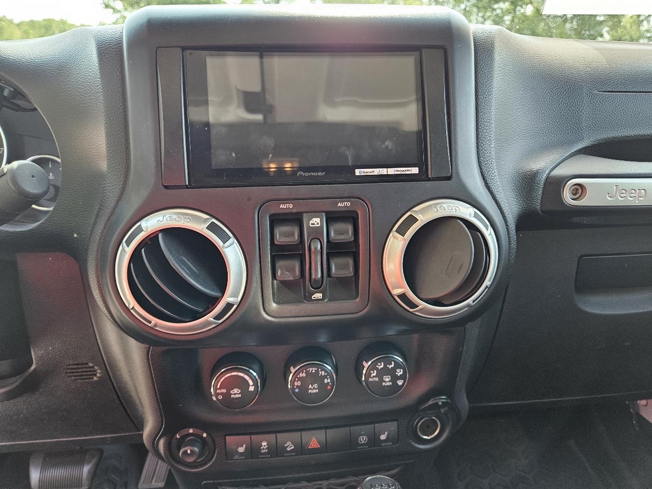 Jeep Wrangler Unlimited Sahara 4WD 2014