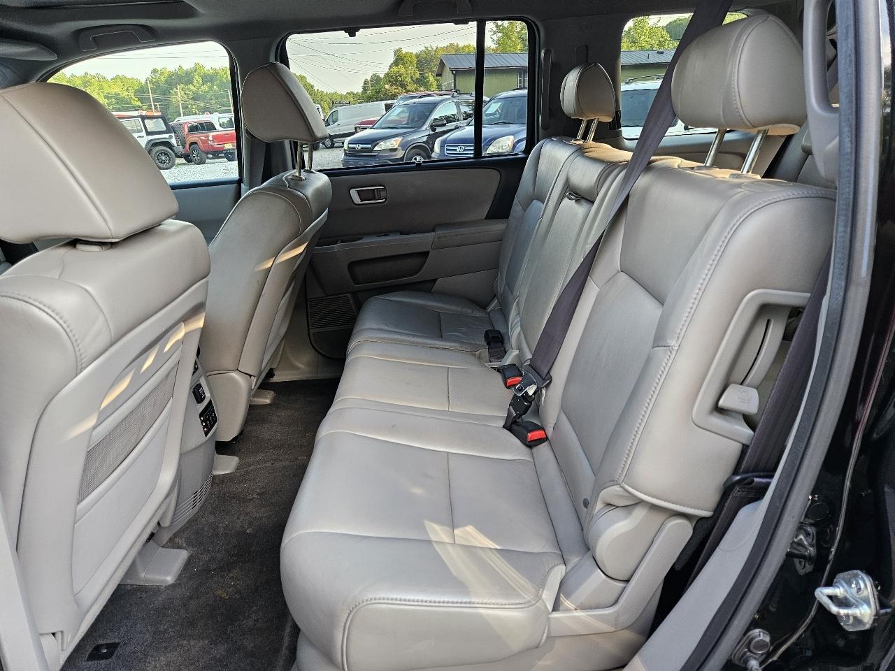 Honda Pilot Touring 2WD 5-Spd AT with DVD 2011
