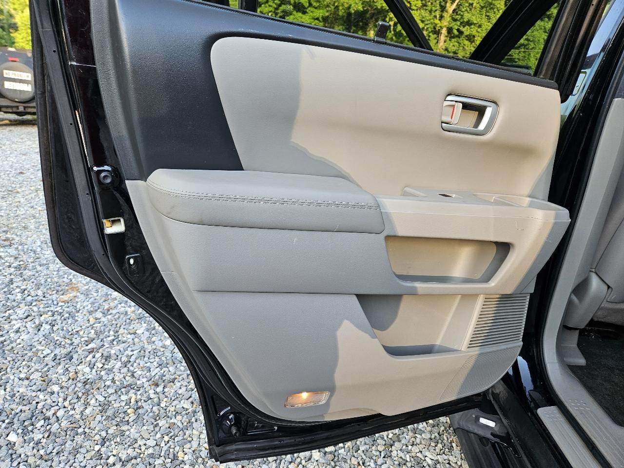 Honda Pilot Touring 2WD 5-Spd AT with DVD 2011
