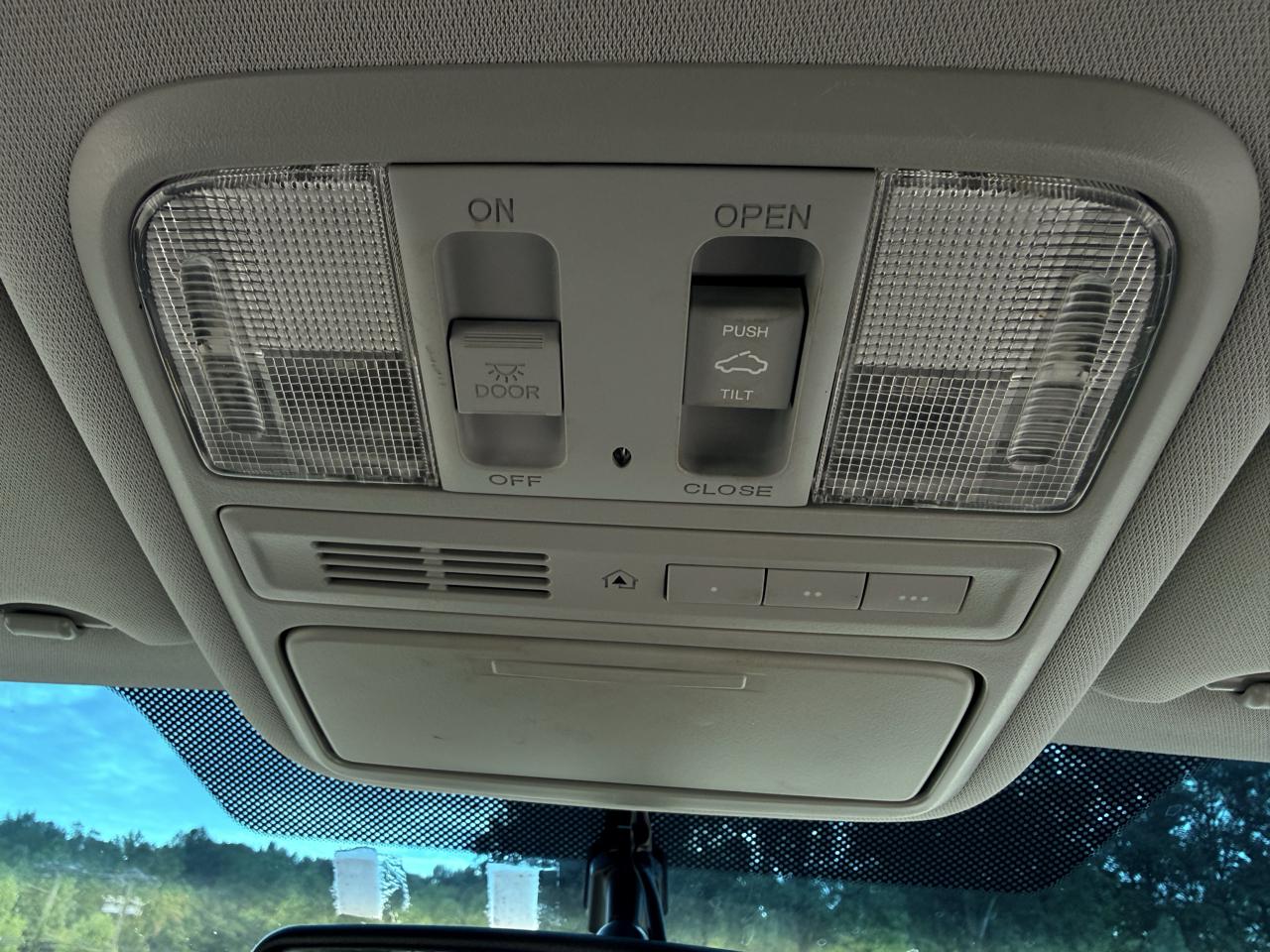 Honda Pilot Touring 4WD 5-Spd AT with DVD 2015