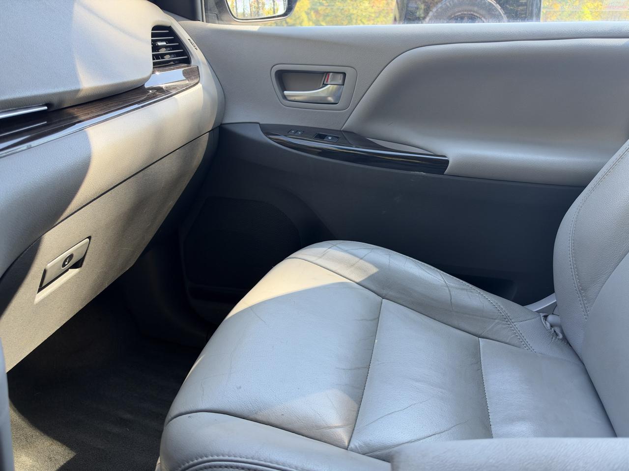 Toyota Sienna XLE FWD 8-Passenger V6 2015