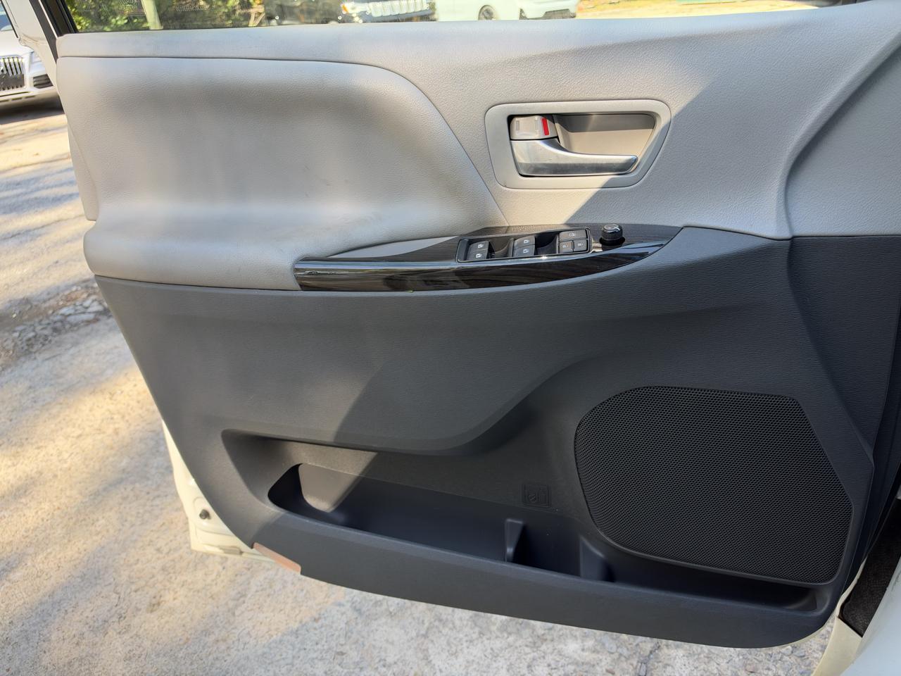 Toyota Sienna XLE FWD 8-Passenger V6 2015