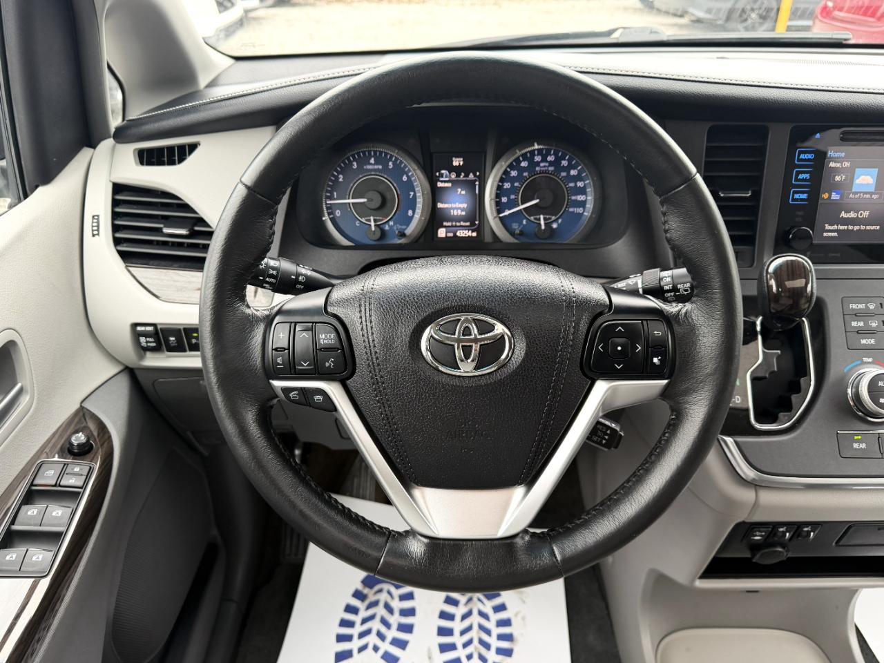 Toyota Sienna XLE 7-Passenger AWD 2017