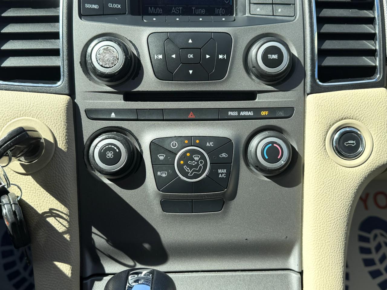 Ford Taurus SE FWD 2014