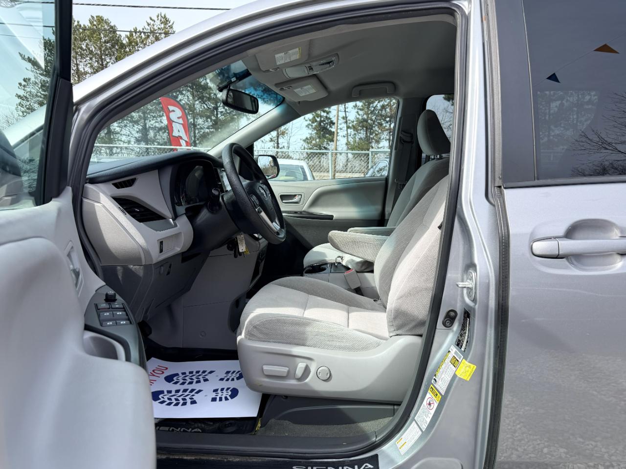 Toyota Sienna LE 7-Passenger AWD 2017