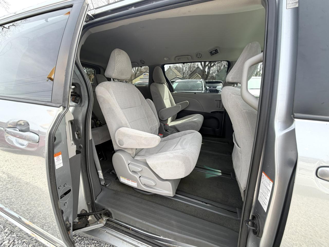 Toyota Sienna LE 7-Passenger AWD 2017