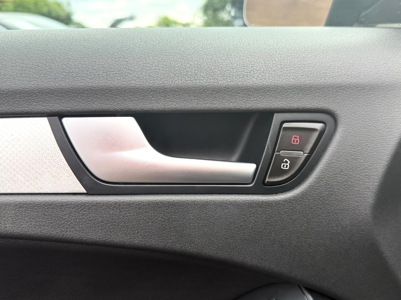 Audi A4 2.0T Premium quattro Sedan 2010