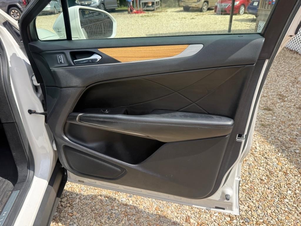 Lincoln MKC photo 19