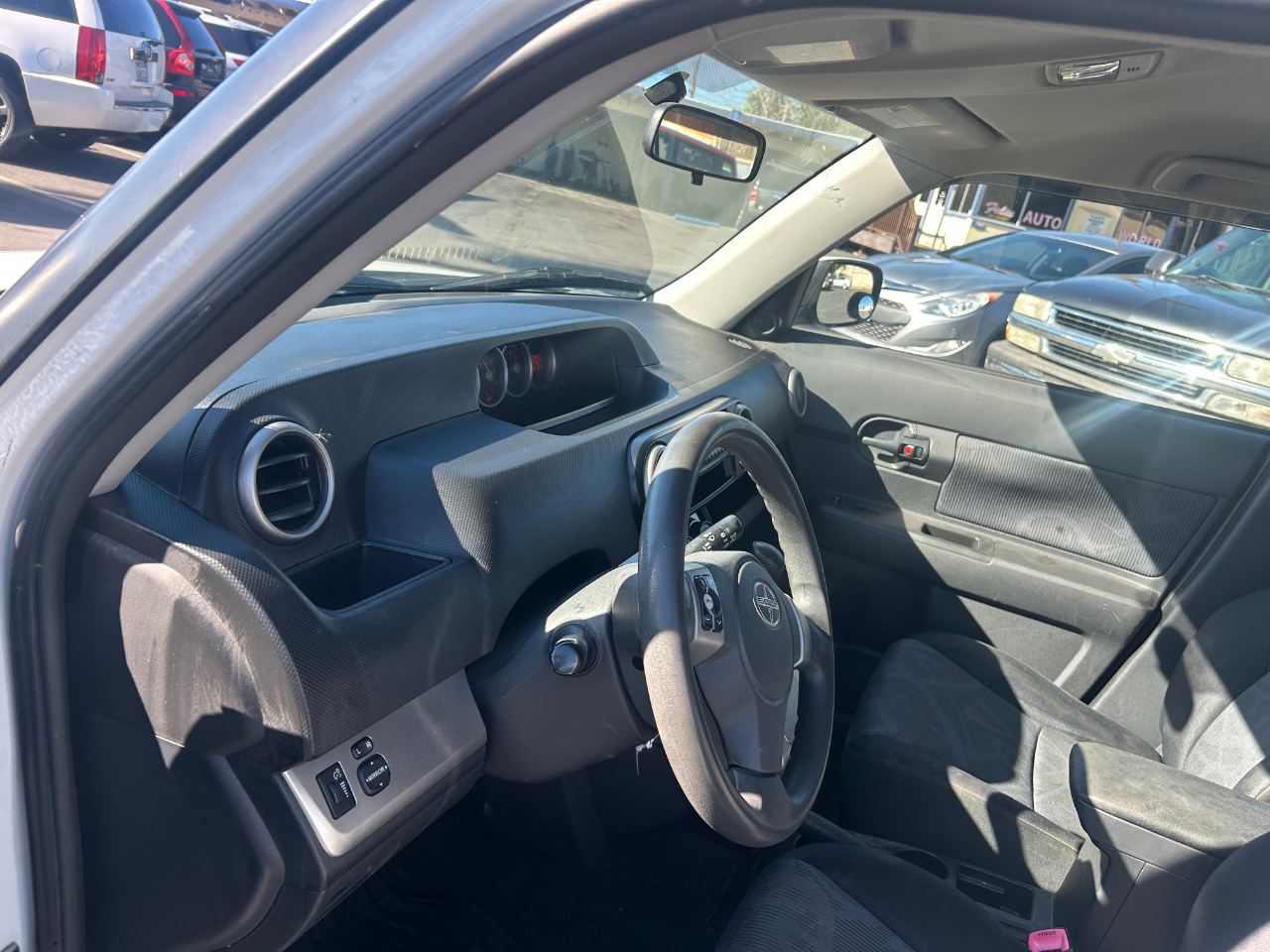 Scion xB 5-Door Wagon 5-Spd MT 2012