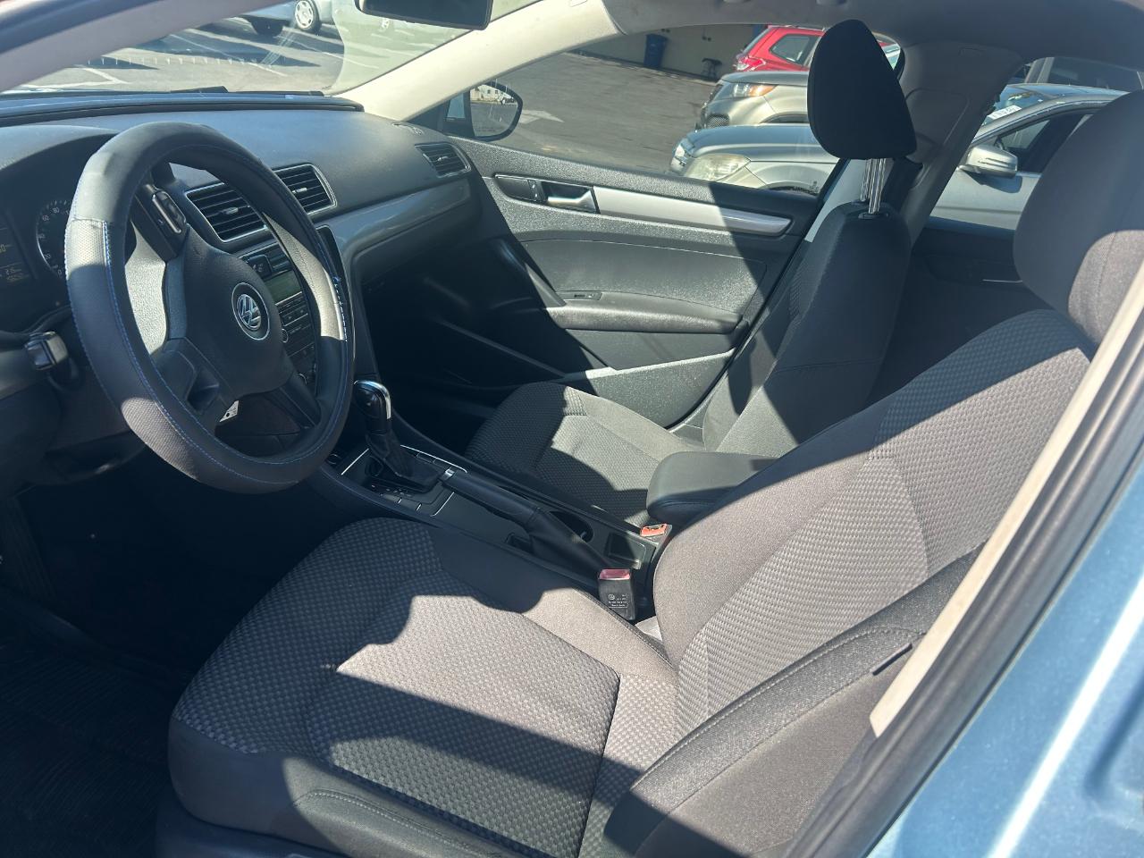 Volkswagen Passat 2.5L S W/Appearance 2012