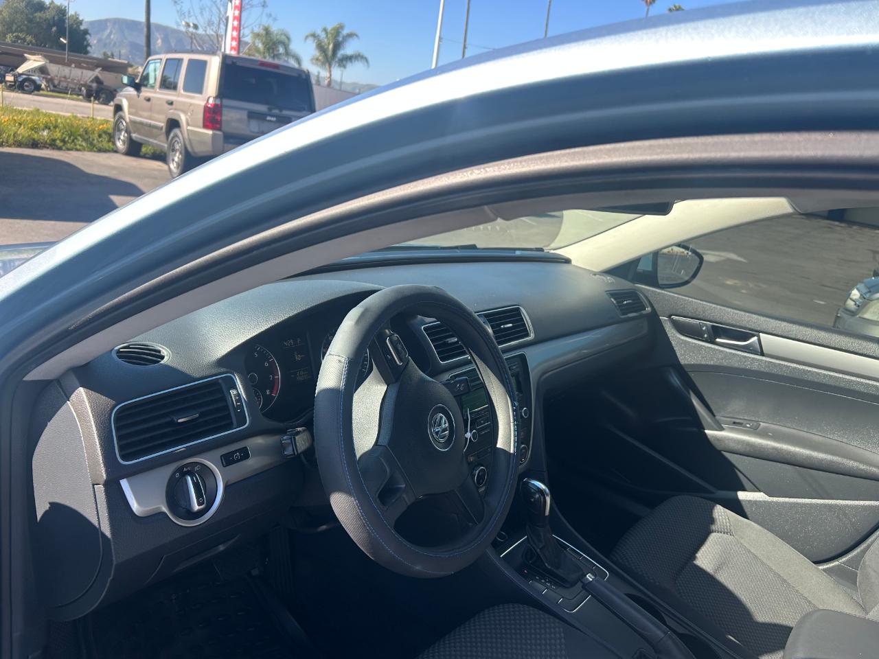 Volkswagen Passat 2.5L S W/Appearance 2012