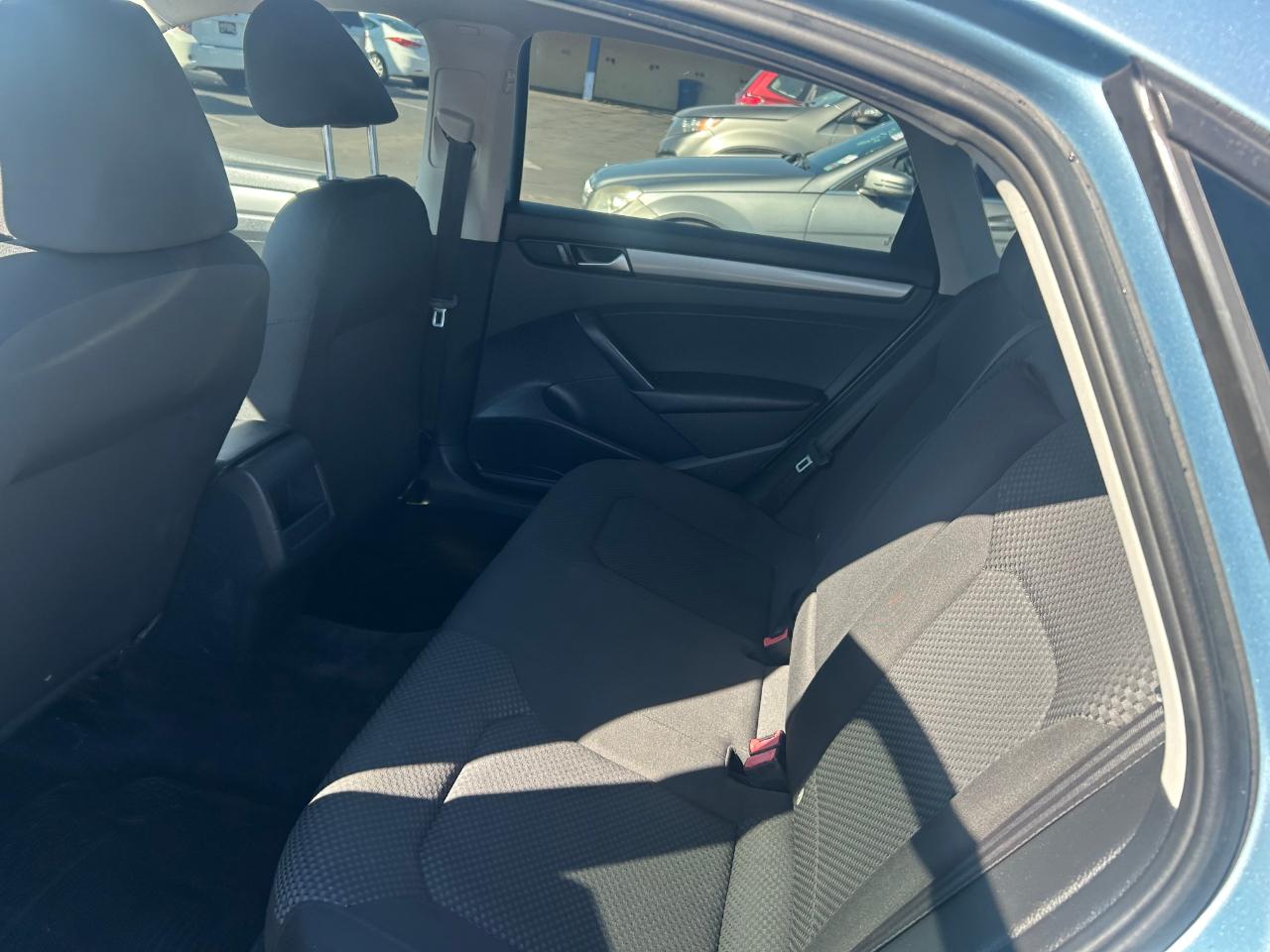 Volkswagen Passat 2.5L S W/Appearance 2012