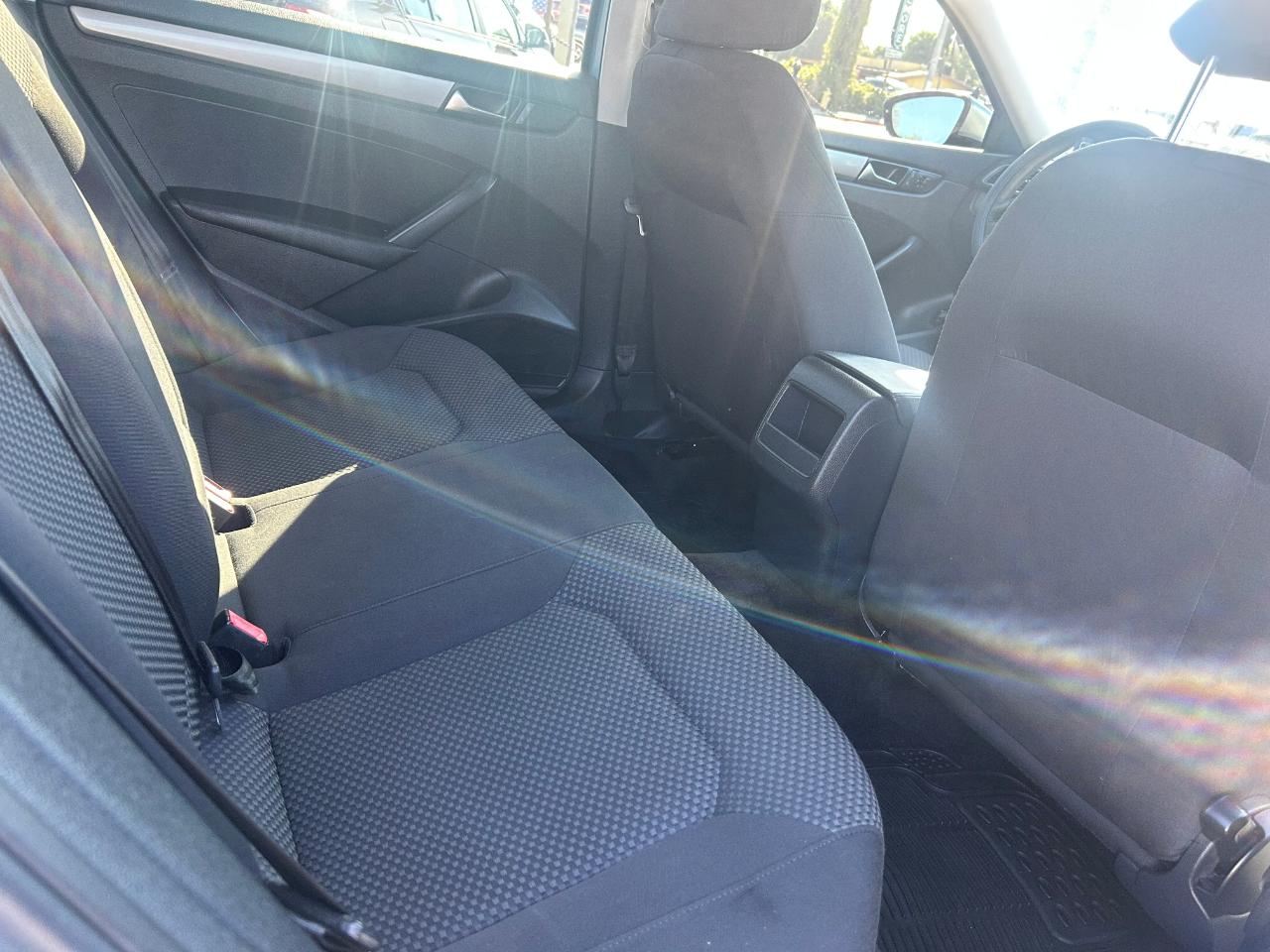 Volkswagen Passat 2.5L S W/Appearance 2012