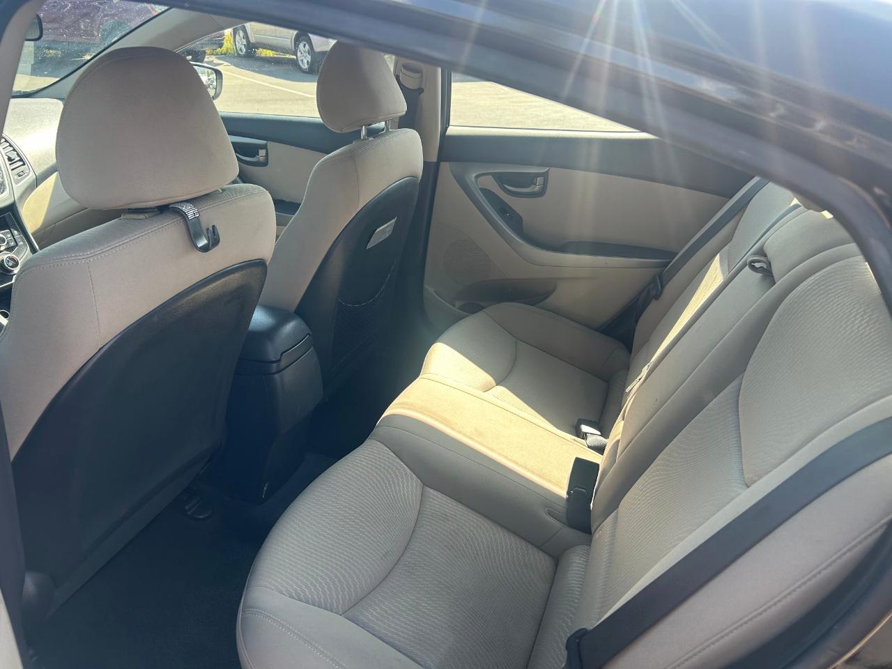 Hyundai Elantra SE 6AT 2016