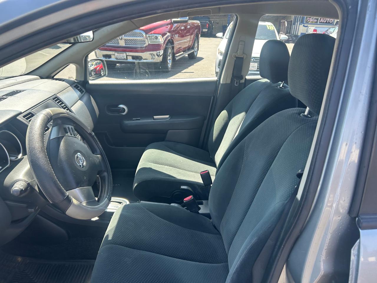 Nissan Versa 5dr HB Auto 1.8 S 2012