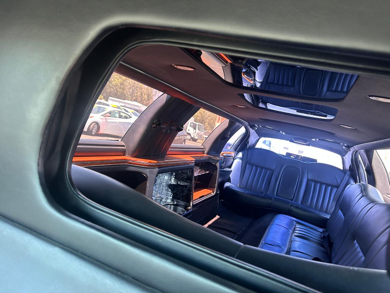 Lincoln Town Car 4dr Sdn Executive w/Livery Pkg 2004