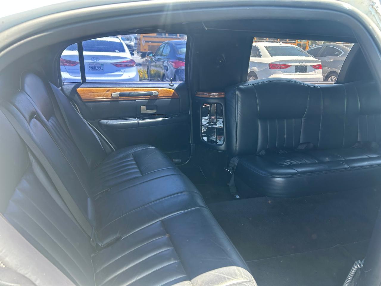 Lincoln Town Car 4dr Sdn Executive w/Livery Pkg 2004