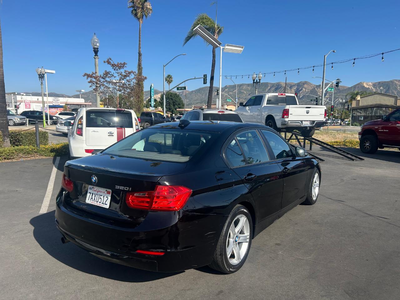 BMW 3 Series 4dr Sdn 320i RWD 2013