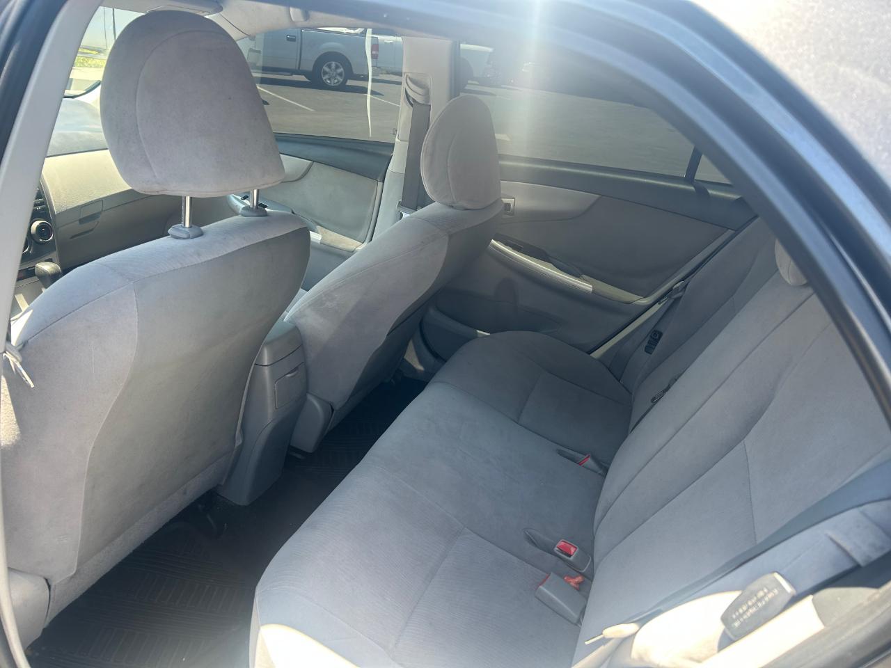 Toyota Corolla 4dr Sdn Auto LE (Natl) 2011