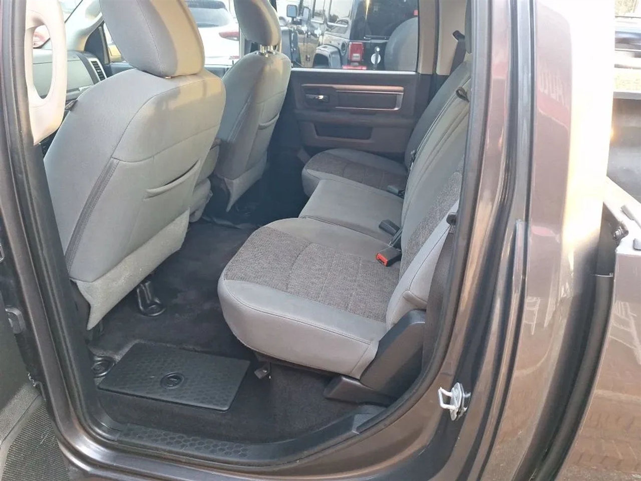 RAM 1500 SLT Crew Cab SWB 2WD 2016